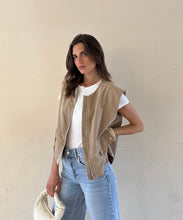 Carica l'immagine nel visualizzatore di Gallery, Gilet 2
