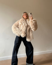 Carica l'immagine nel visualizzatore di Gallery, EcoPelliccia Fluffy
