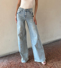 Carica l'immagine nel visualizzatore di Gallery, Jeans Borchiato
